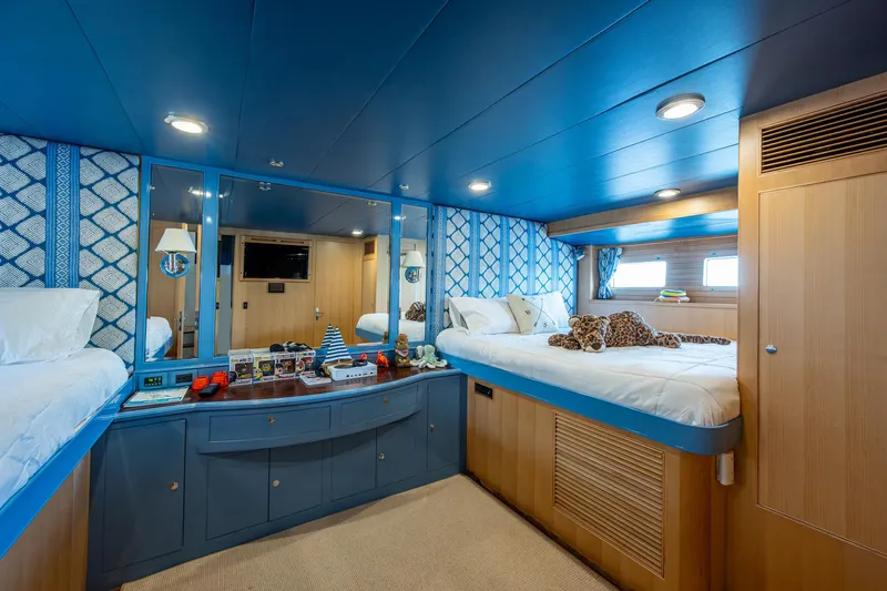 Pivot Yacht Photos Pics 