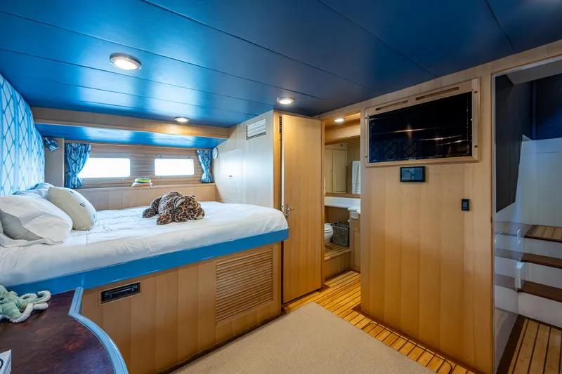 Pivot Yacht Photos Pics 