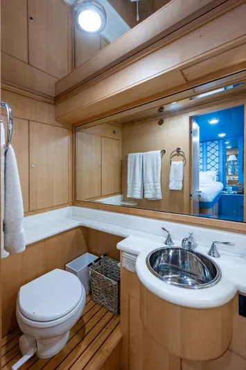 Pivot Yacht Photos Pics 