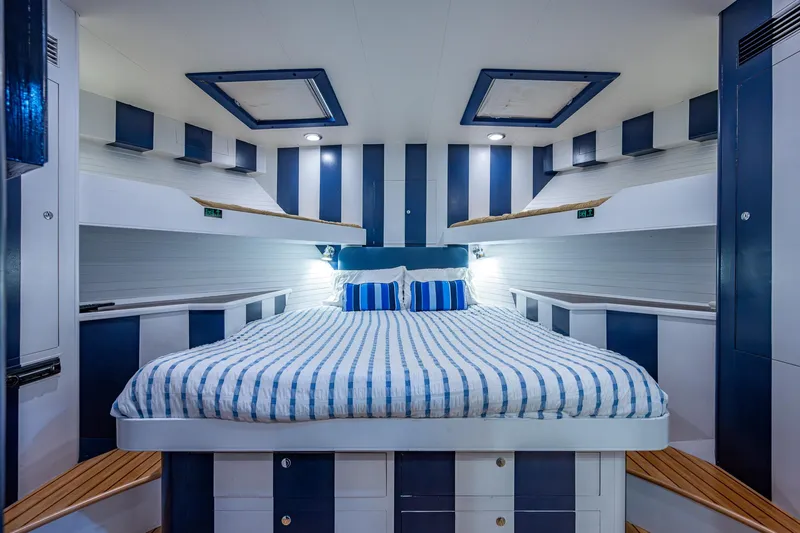 Pivot Yacht Photos Pics 