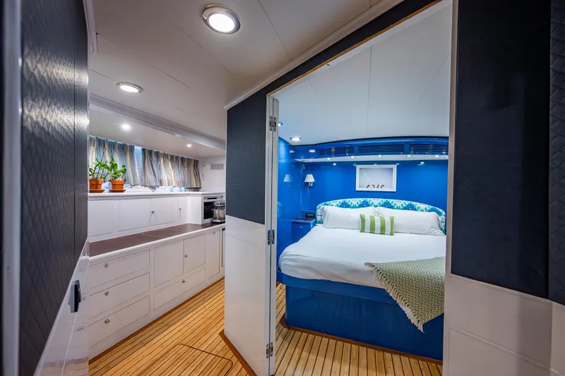 Pivot Yacht Photos Pics 