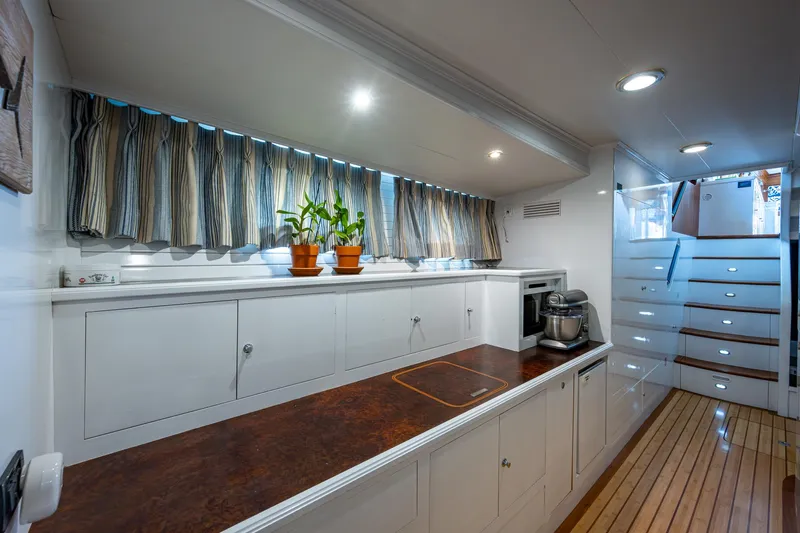 Pivot Yacht Photos Pics 