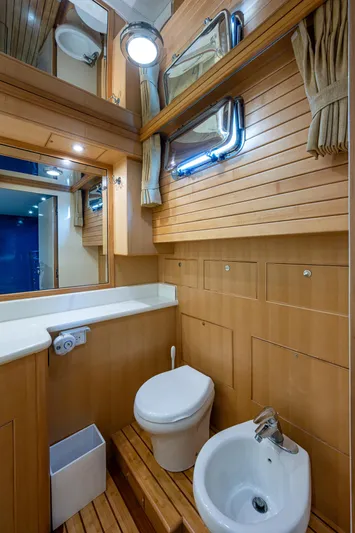 Pivot Yacht Photos Pics 