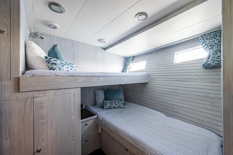 Pivot Yacht Photos Pics 