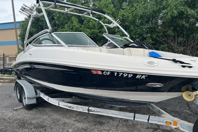 Sea Ray 210 SELECT FISION