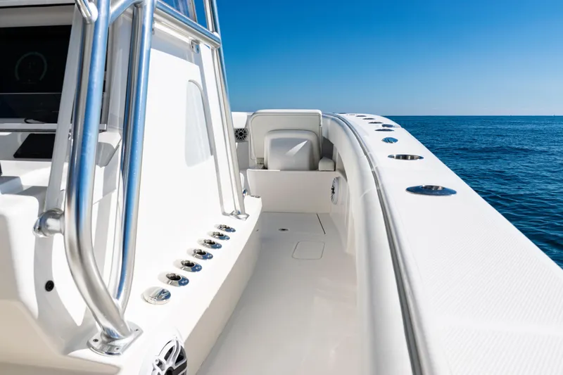  Yacht Photos Pics 2024 SeaVee 390B boat deck with ocean view, showcasing sleek design and modern features.