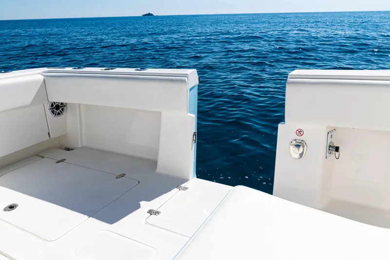  Yacht Photos Pics 2024 SeaVee 390B boat deck with ocean view, showcasing sleek design and spacious layout.