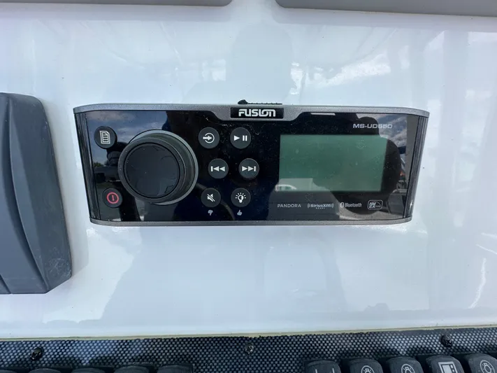 Hit-n-run Yacht Photos Pics 