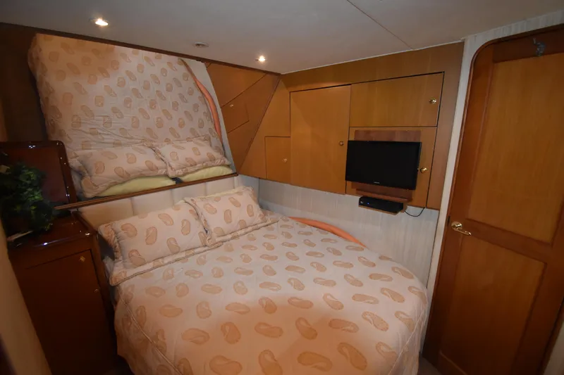  Yacht Photos Pics 2003 Ocean Yachts 48 Super Sport bedroom with double bed and TV.