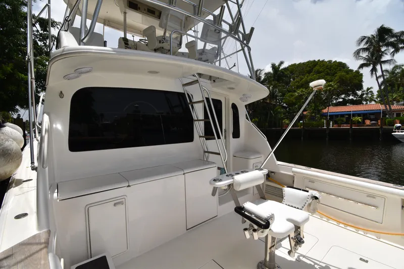  Yacht Photos Pics 2003 Ocean Yachts 48 Super Sport fishing deck with ladder and seating.