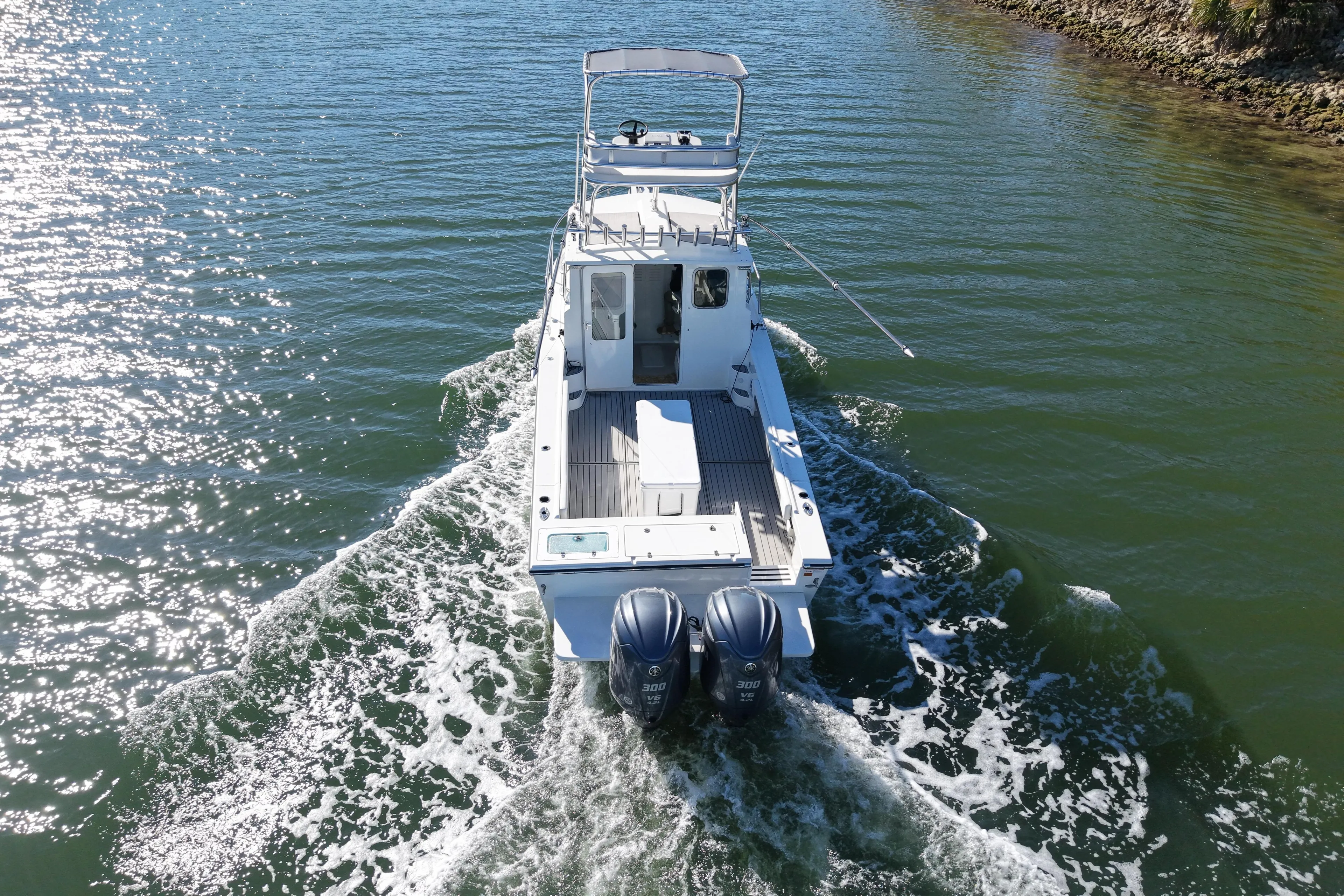 Parker 2820 XLD Sport Cabin 2023 on calm waters.