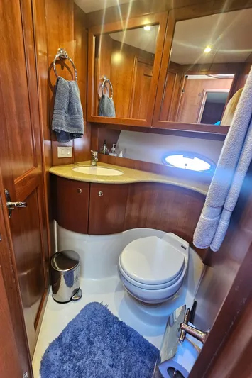 Captain's Quarters Yacht Photos Pics 