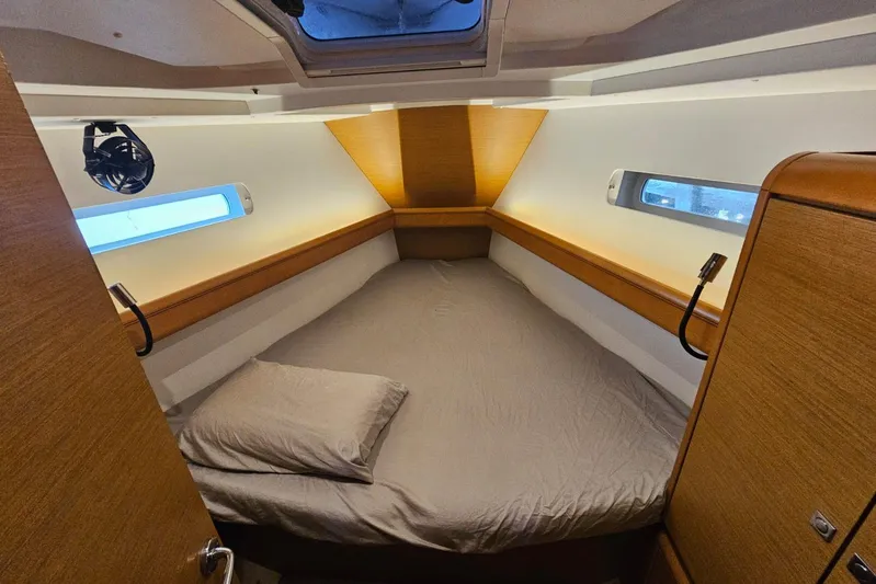 Urkab Yacht Photos Pics Cozy cabin interior of 2018 Jeanneau Sun Odyssey 449 sailboat with comfortable bedding.