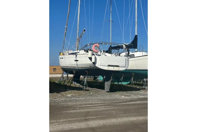 Urkab Yacht Photos Pics 2018 Jeanneau Sun Odyssey 449 sailboats on stands, clear blue sky background.