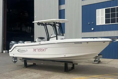 Robalo R242