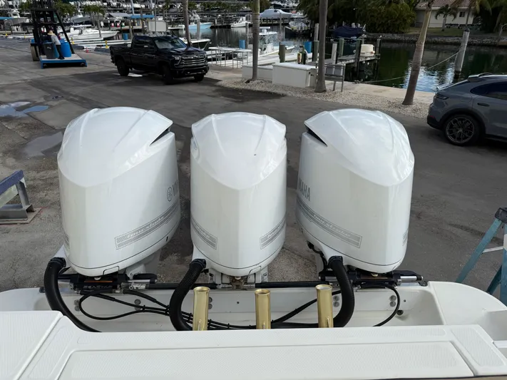  Yacht Photos Pics Triple outboard engines on a 2006 Hydra-Sports Vector 3300 CC at a marina.