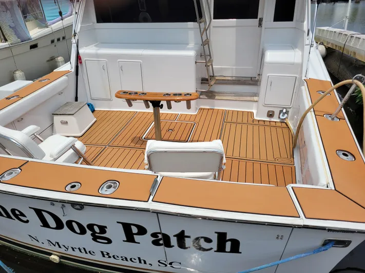 The Dog Patch Yacht Photos Pics 1990 Ocean Yachts 48 Super Sport boat deck with seating and fishing rod holders.