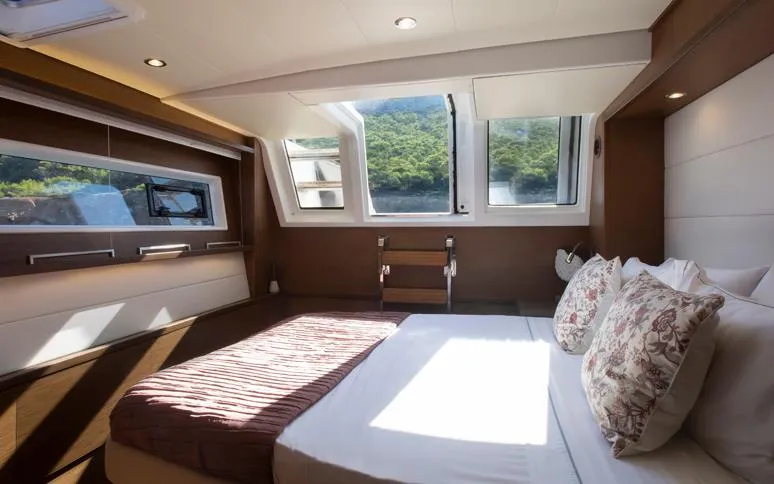 Phantom Yacht Photos Pics 