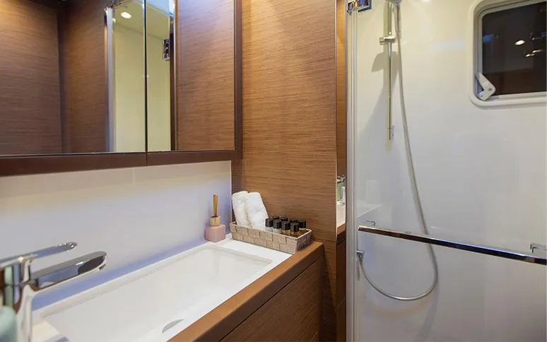 Phantom Yacht Photos Pics 