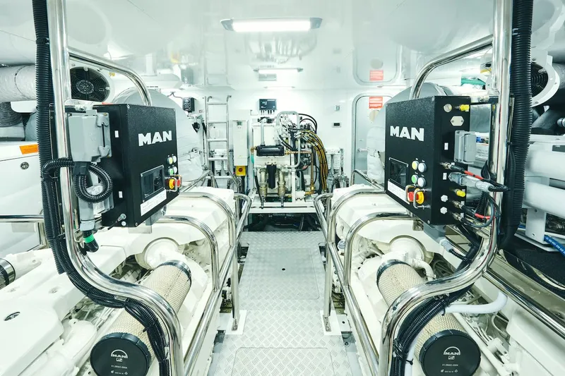  Yacht Photos Pics Engine Room