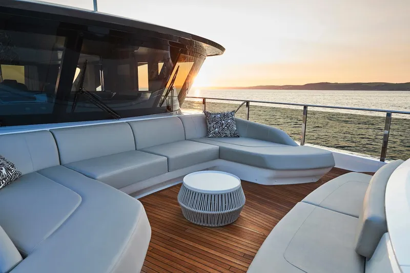  Yacht Photos Pics Foredeck with Spa Bath