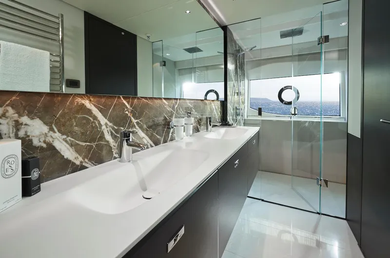  Yacht Photos Pics Guest Master Bathroom