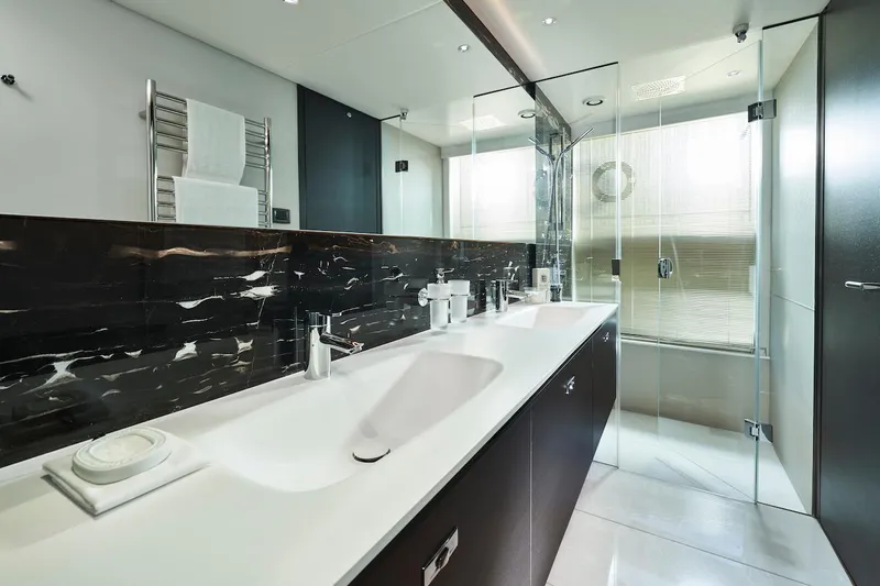  Yacht Photos Pics Main Deck Master Bathroom