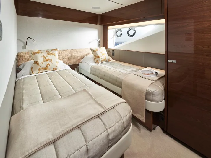  Yacht Photos Pics Port Guest Cabin