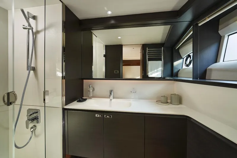  Yacht Photos Pics Starboard Guest Bathroom