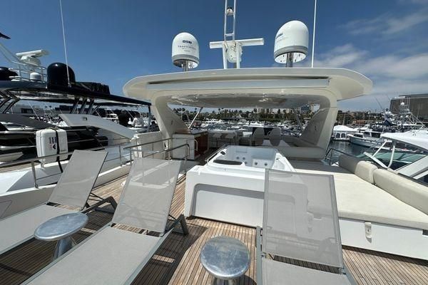 2015 Azimut 82 