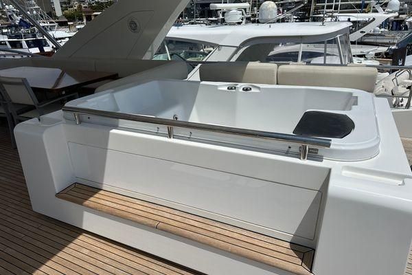 2015 Azimut 82 