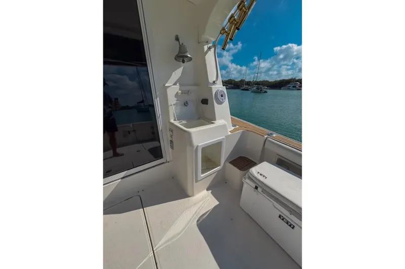  Yacht Photos Pics 2003 Silverton 42 Convertible yacht deck with sink and storage, overlooking marina.