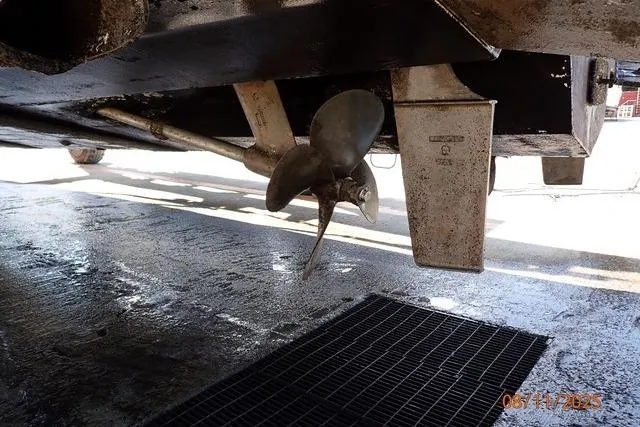  Yacht Photos Pics Underside view of 2003 Sea Ray 460 Sundancer boat propeller and rudder.