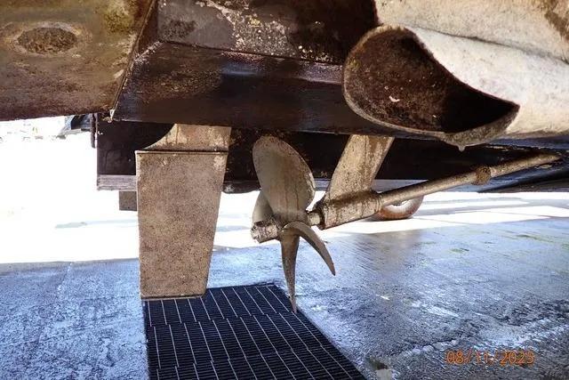  Yacht Photos Pics 2003 Sea Ray 460 Sundancer propeller and hull detail in dry dock.