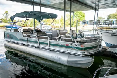 Sun Tracker Fishin' Barge 25