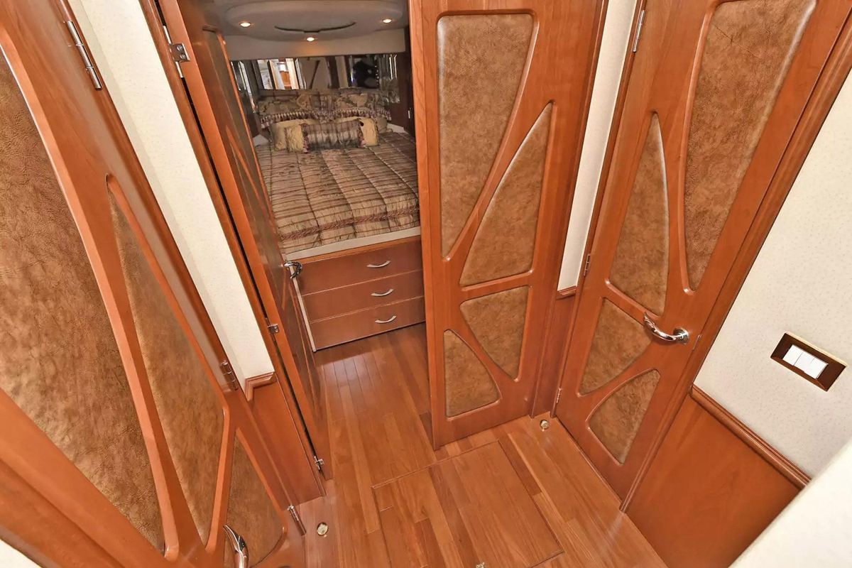 2009 Silverton 52 