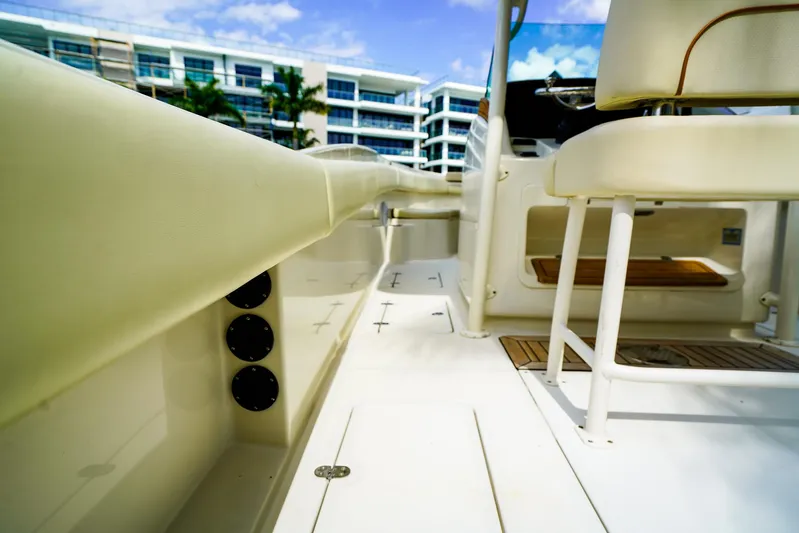 Tender Offer Yacht Photos Pics 2008 Chris-Craft Catalina 29 boat interior with modern seating and controls, docked near buildings.