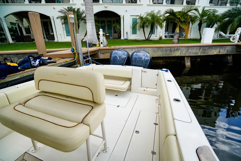 Tender Offer Yacht Photos Pics 2008 Chris-Craft Catalina 29 boat docked near waterfront property with palm trees.