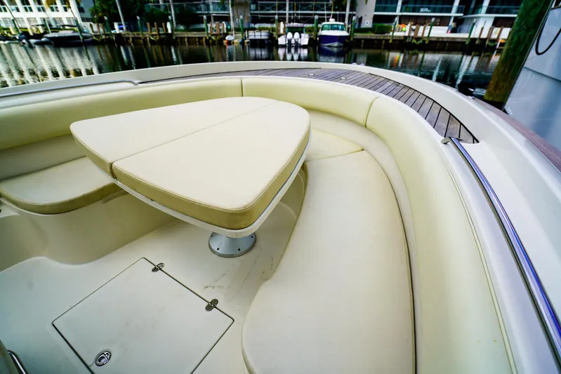 Tender Offer Yacht Photos Pics 2008 Chris-Craft Catalina 29 boat interior with cushioned seating and table.