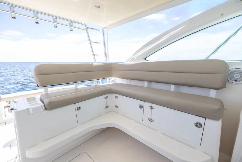 Mutiny Yacht Photos Pics 2004 Tiara Yachts 4200 Open, spacious seating area with ocean view.