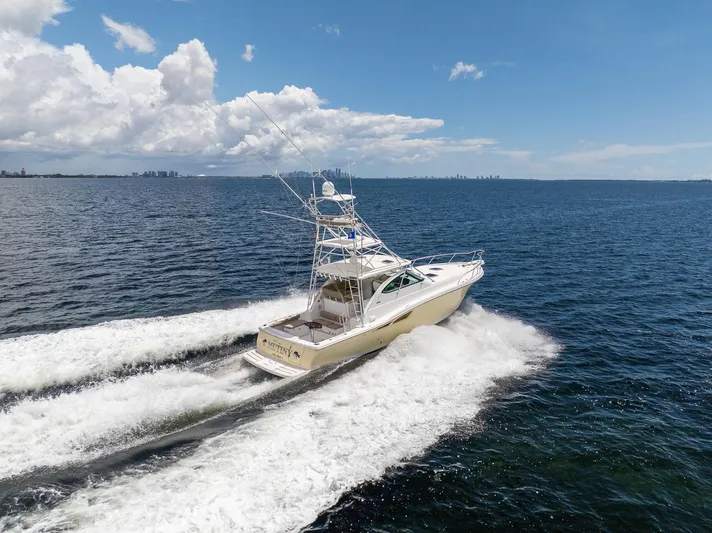Mutiny Yacht Photos Pics 2004 Tiara Yachts 4200 Open cruising on open water under a clear sky.