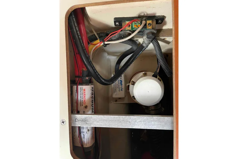 Snail'n Yacht Photos Pics Electrical wiring and components inside a 2010 Hunter 45 Center Cockpit boat.