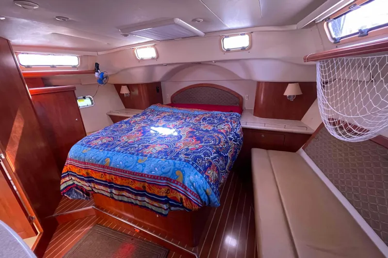 Snail'n Yacht Photos Pics Luxurious cabin interior of 2010 Hunter 45 Center Cockpit yacht with colorful bedding.