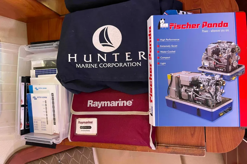 Snail'n Yacht Photos Pics Hunter 45 Center Cockpit 2010 manuals and equipment, including Fischer Panda and Raymarine accessories.