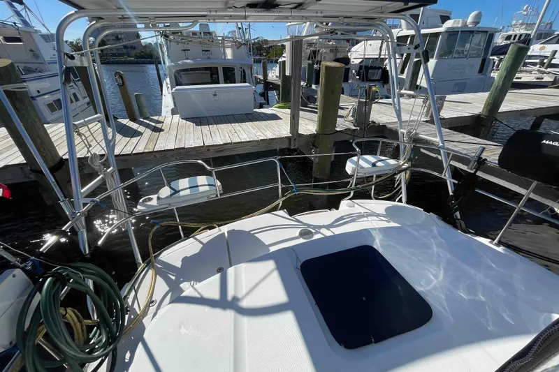 Snail'n Yacht Photos Pics 2010 Hunter 45 Center Cockpit sailboat docked at marina, sunny day reflections on water.