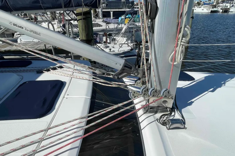 Snail'n Yacht Photos Pics Sailboat rigging on a 2010 Hunter 45 Center Cockpit at a marina.