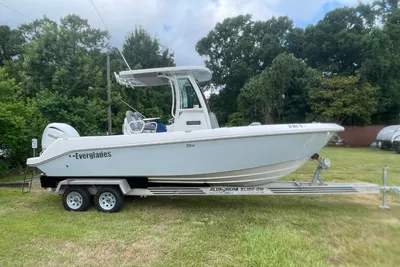 Everglades 235 Center Console