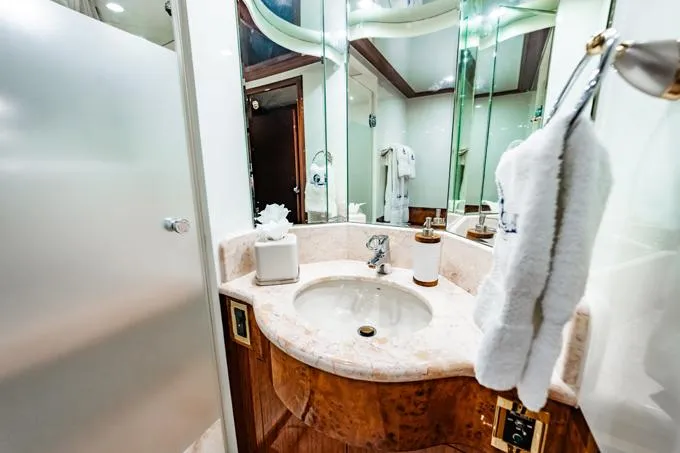 Southern Belle Yacht Photos Pics VIP Head