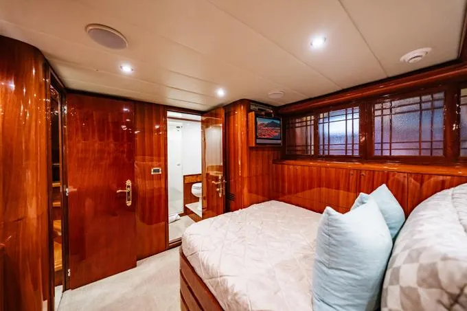 Southern Belle Yacht Photos Pics Stbd. Guest Cabin Looking Fwd.