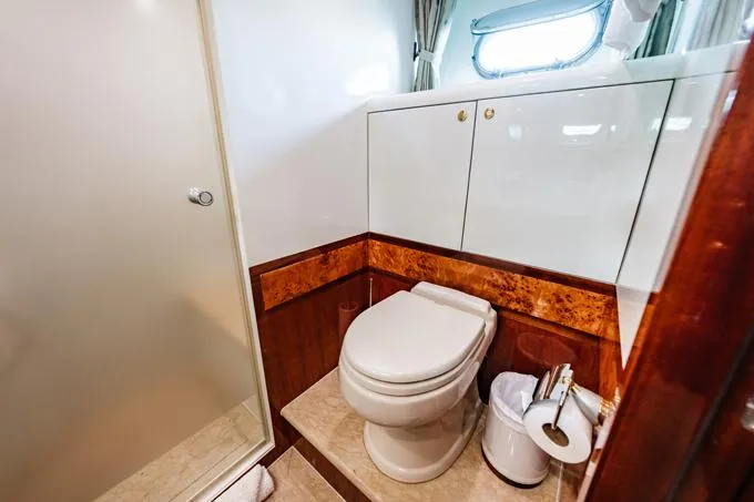 Southern Belle Yacht Photos Pics Stbd. Guest Head